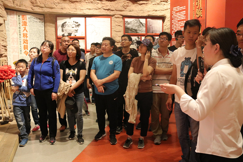 参观红旗渠纪念馆