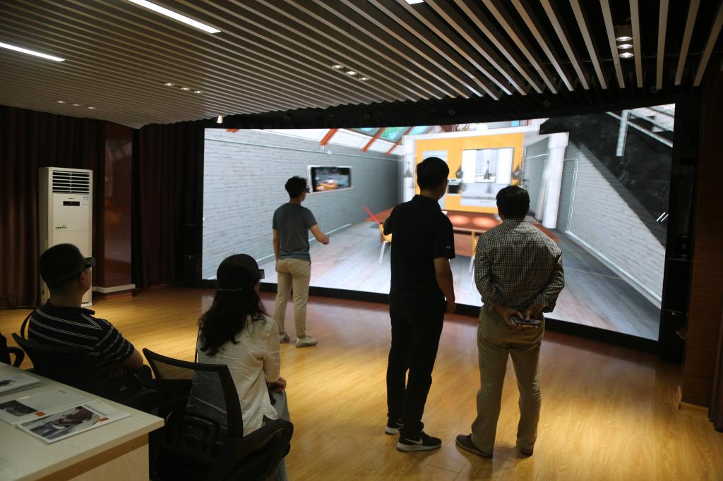 在南阳理工公司计算机与RM365英国官网进行VR体验