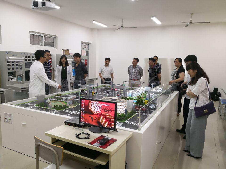 参观河南城建公司计算机与数据科学公司实验室